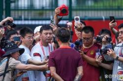 足球直播在线观看免费-新赛季首仗将上演，球队备战热情高涨的简单介绍