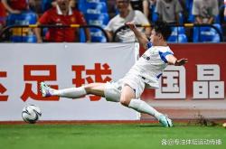 足球直播在线观看-教练战术调整，带领球队逆袭获得胜利