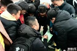 足球直播平台-关于足球联赛冠军产生，场面火爆激烈，球员奋力拼搏的信息