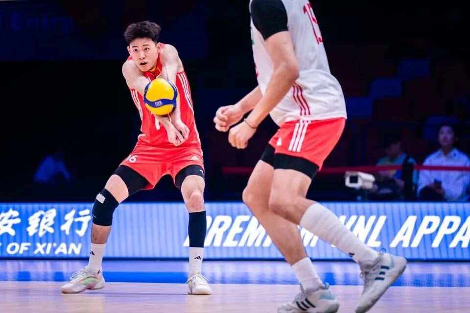 中国男排战胜巴西，晋级半决赛成为焦点