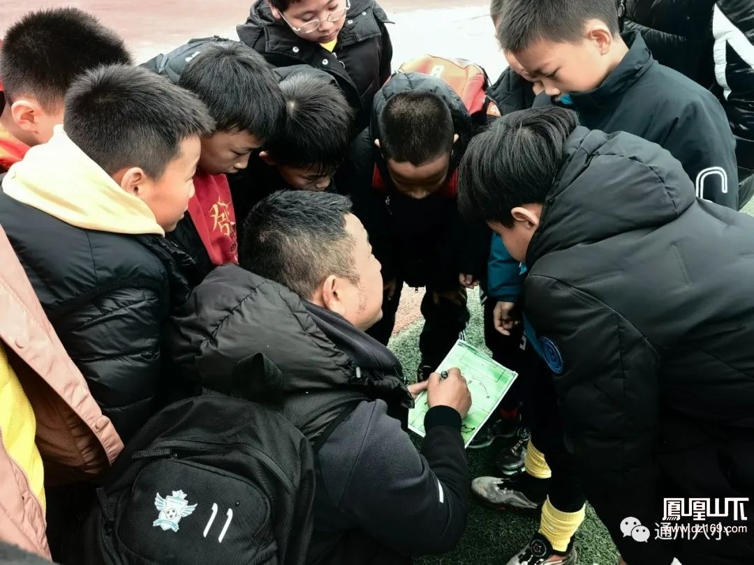 关于足球联赛冠军产生，场面火爆激烈，球员奋力拼搏的信息