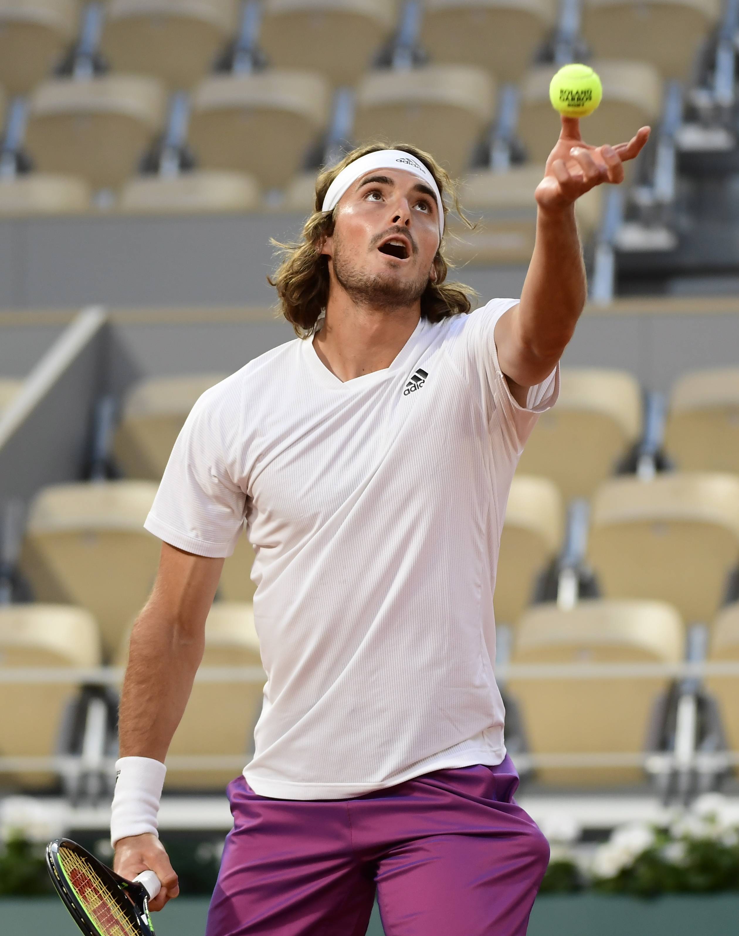 关于世界网球队险胜澳大利亚网球队，西西帕斯完成帽子戏法的信息